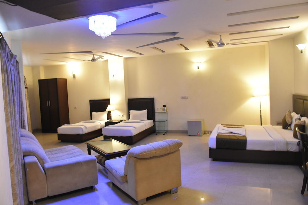 Hotel Alpine Tree New Delhi Exteriör bild