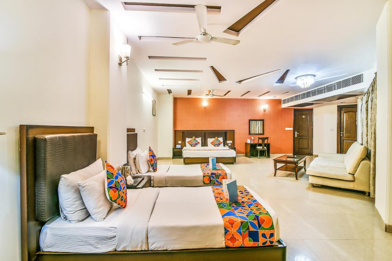Hotel Alpine Tree New Delhi Exteriör bild